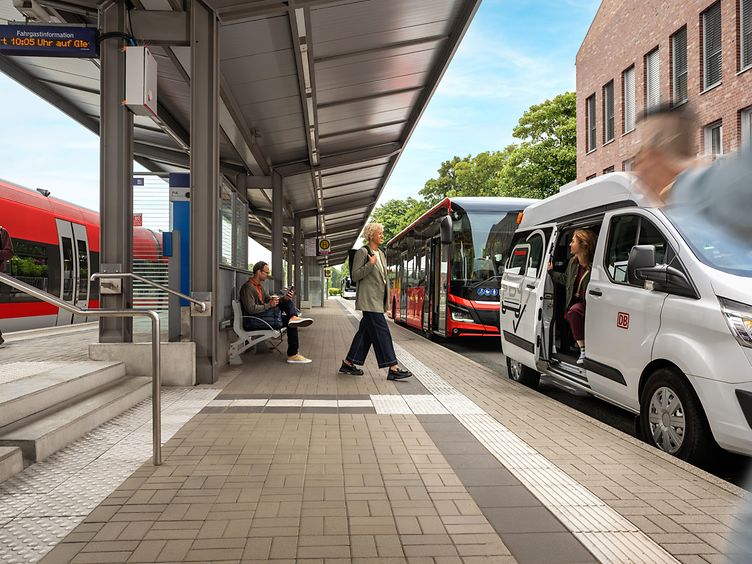 Busse und Bahn an Bussteig