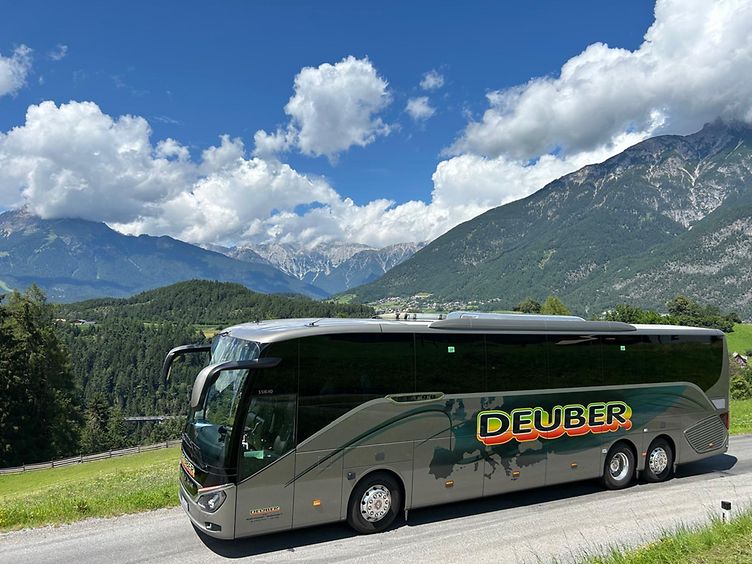 Deuber-Bus vor Bergpanorama